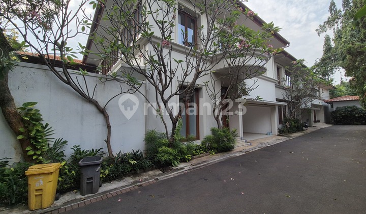 Disewakan Rumah di Compound Area Di Kemang ,5 kmr tidur & 1 study room, negotiable,  garden 2