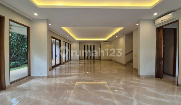 Disewakan Rumah Cantik Gaya Tropical dan Spacious