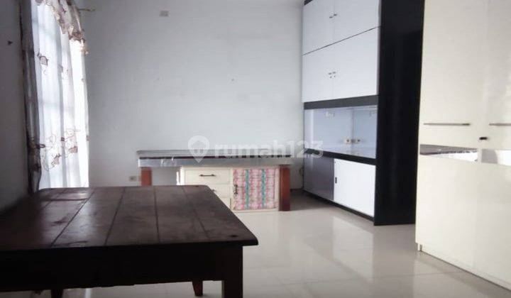 Rumah 2 Lantai Bagus Semi Furnished SHM di Simpang Darmo Regency, Surabaya 2