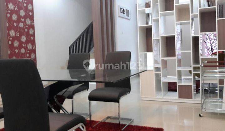 Rumah 2 Lantai Bagus Furnished SHM di Darmo Bavarian Village, Surabaya 2