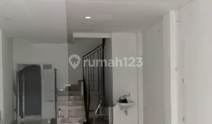Cheap Sale 3-Street Shop Ready to Use Nice in Kelapa Gading