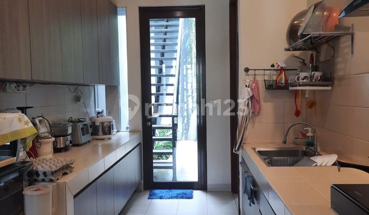 Rumah mewah 3 Lantai harga murah BU semi furnish di heliconia Bsd 2