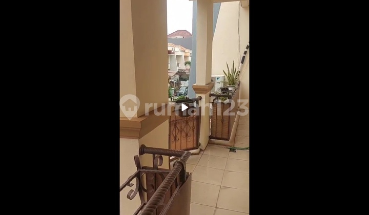 Ready for immediate occupancy, 2.5-story house for quick sale in Villa Permata Gading with SHM.