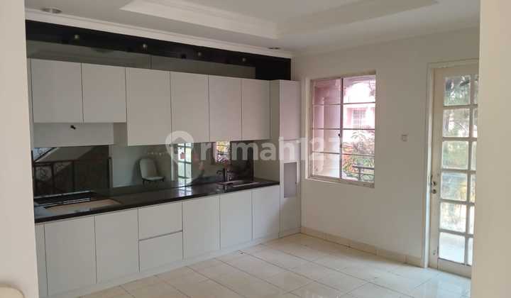 Cheap corner house 3 floors in flood-free cluster at Kelapa Gading Grande