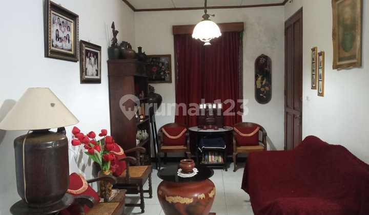 Quick sale, cheap price for a 2-story house in Kelapa Gading.