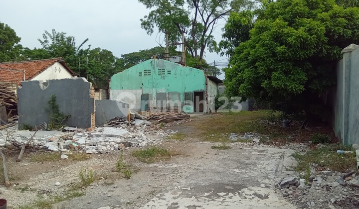 land and ready-to-occupy house, can be used for commercial, affordable price, strategic location near toll road in Daan Mogot