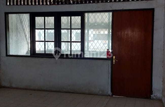 3-story connected shop house at an affordable price, ready to use in Gading Griya Lestari. 2