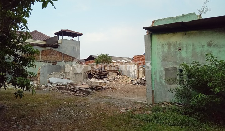 land and ready-to-occupy house, can be used for commercial, affordable price, strategic location near toll road in Daan Mogot