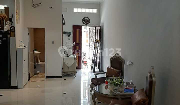 Rumah Cantik 2 Lantai di Taman Kedoya Baru