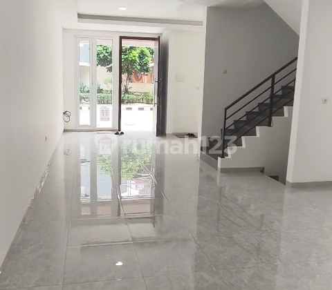 Rumah 3 Lantai Brand New City Resort Jarang Ada Siap Huni