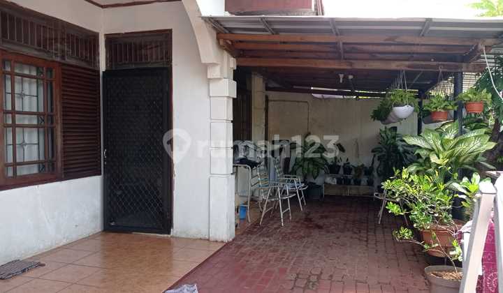 Old 2-story house ready for occupancy in the Deplu Bintaro Complex. Old 2-story house ready for occupancy in the Deplu Bintaro Complex.