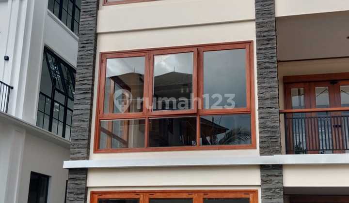 Villa 3 Lantai Parongpong Lembang