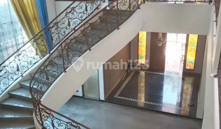 Rumah Di Hook 2 Lantai Istana Kawaluyaan