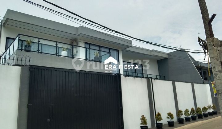 Luxury House with Private Pool Near Toll Access Close to BSD 2