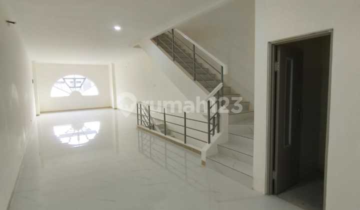 3-Story Shophouse Facing Boulevard Street in Alicante Gading Serpong 3-Story Shophouse Facing Boulevard Street in Alicante Gading Serpong