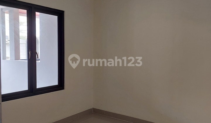 House Near Toll Access & Culinary Area in Taman Crysant BSD City 2