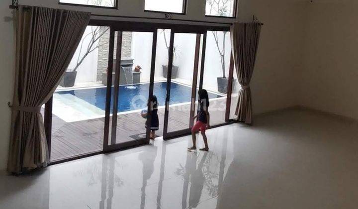 Rumah Dengan Kolam Renang Dekat Akses Tol di Banjar Wijaya 1