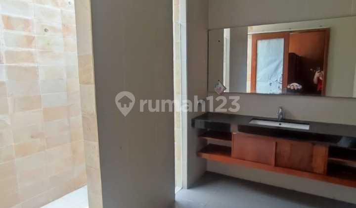 Rumah Bernuansa Villa Dekat Kaw Pendidikan di Taman Diponegoro 2