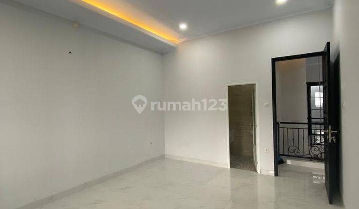 Dijual Rumah Ada Kolam Renang di Cluster Sadar Raya Jagakarsa 2