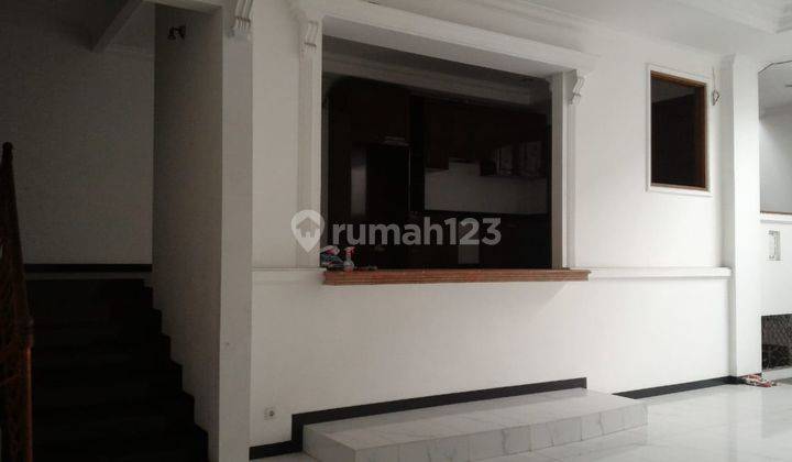 Rumah 2 Lantai di Jl Permata Buana Semi Furnished 2