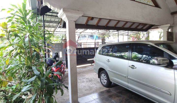 Disewakan Rumah Lokasi Strategis Dekat Sekolah, Kampus, Mall, Dan Jalan Raya. Kawasan Tenang, Siap Hui, Cocok Untuk Hunian Keluarga Besar. Carport Cukup Untuk 2 Mobil Bisa Dibuat Kantor Atau Usaha Bimbingan Belajar.  2