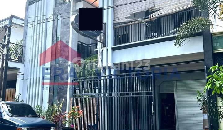 For Sale: Nice 3-Story House, Ready to Occupy, Strategic Location in Semampir, Kediri City, Near Kediri City Center, Station, Hospital, Shopping Centers & Schools