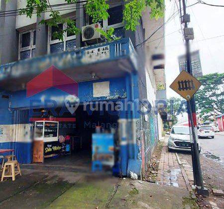 Ruang usaha DISEWAKAN di jalan poros Kota Malang Letjend Sutoyo Purwantoro Blimbing. Cocok untuk toko, coffee shop atau kuliner, parkir bersama luas.
 2