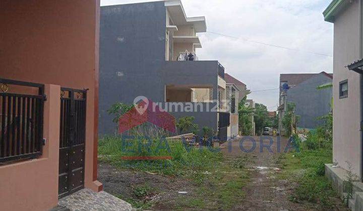 DIJUAL Rumah 2 Lantai Kondisi Baru Layout Luas Di Ki Hajar Dewantoro Singosari. 

Selling points:
Depan SMA Negeri 1 Singosari
Akses jalan tembus ke Bandara dan Exit Tol
Rumah kondisi baru dan siap huni 
Kawasan aman dan tenang  2