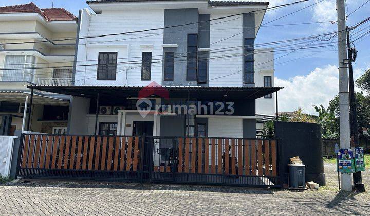 Dijual rumah baru dan nyaman (bebas banjir).
Lokasi strategis banyak benefit:
Tempat wisata Batu 20 menit
Pom bensin 7 menit
Supermarket 5 menit
Akses ke tol 15 menit
Mesjid 3 menit 1