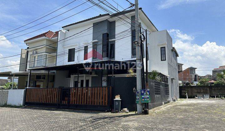 Dijual rumah baru dan nyaman (bebas banjir).
Lokasi strategis banyak benefit:
Tempat wisata Batu 20 menit
Pom bensin 7 menit
Supermarket 5 menit
Akses ke tol 15 menit
Mesjid 3 menit 2