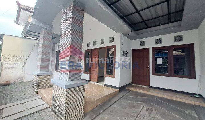 DIJUAL/DISEWAKAN rumah di perumahan dengan 1 Gerbang Utama, dengan kelebihan sebagai berikut:
1. Rumah dengan 3 kamar tidur
2. Perumahan yg dilengkapi tempat ibadah Masjid
3. Berada di seberang Perumahan PBI/Araya
4. Dekat Kantor Pengadilan Negeri, dekat  2