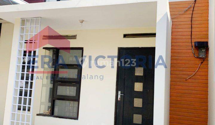 DIJUAL Rumah Terawat dan Cantik Cocok untuk Pasangan Mudah. Lokasi Tenang dan Nyaman, Dekat Bandara Abdurahman Saleh, EXit Tol Pakis, SPBU, One Get System dan Memiliki Taman Mini di depan Rumah Malang 
 2