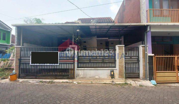 FOR SALE Rumah kondisi bagus, terawat, lokasi strategis dengan harga terjangkau. Berada di tengah kota Malang, dekat sekolah, perbelanjaan dan lain-lain. 

Selling points:
Jalan depan cukup 2 mobil
Lokasi strategis
Rumah bersih terawat 
Halaman depan luas 1