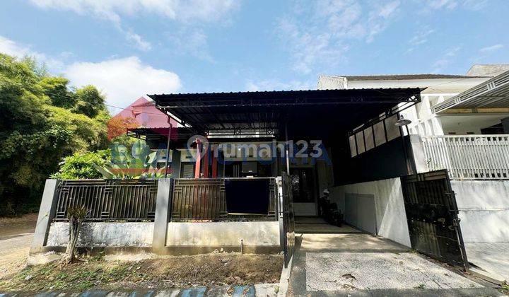 DIJUAL dibawah Harga pasar rumah di perumahan tirtasani, Akses mudah dekat dengan Exit Tol Karangploso, Dekat Kampus ITN 2 Malang, Dekat Area Industri Kota Malang. Fasilitas Perumahan keamanan 24 Jam, Kolam Renang, Pusat Kebugaran  
Malang  1