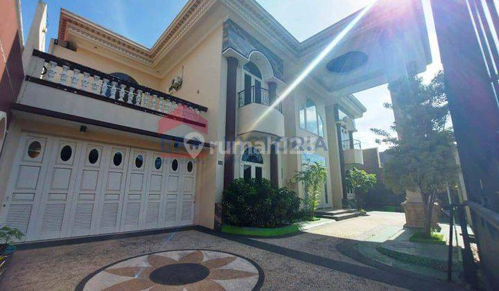 Rumah Mewah DIJUAL berada di jalan poros perumahan elit Kota Malang. Dekat Starbuck, Mall, Terminal Arjosari, kantor dinas/pemerintahan Kota, akses jalan lintas propinsi
dijual beserta perabot
 1