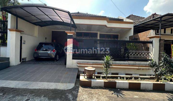 Dijual Rumah Semi Furnished Dalam Perumahan Bukit Dieng. lokasi sangat strategis dan nyaman. Dekat kampus UNMER, UB kampus 2, MOG, MCP. Kondisi sangat terawat
 1