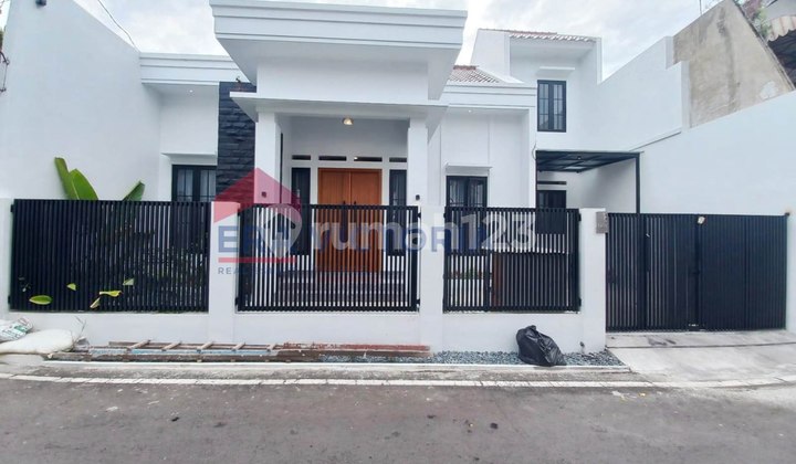 House for Sale Located Inside a Cluster Near S.parman Main Road (Malang-Surabaya), Hartono Electronics, Regional Tax Office, Atria Hotel, Alana Hotel, Location Near Suhat. Semi-Furnished (Water Heater, AC). 2