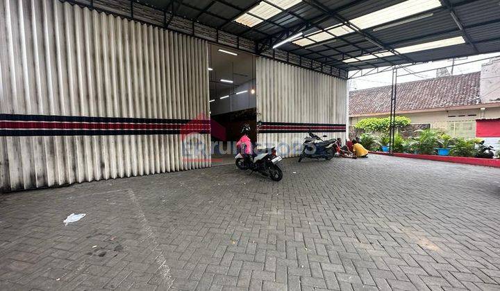 FOR RENT Ruang usaha luas di pinggir jalan poros Kota Malang. Cocok untuk bisnis siap digunakan. 

Selling points: 
Pinggir jalan poros kota Malang
Kawasan ramai 
Ruangan luas cocok untuk dibangun gym 
Cocok untuk showroom mobil atau lainnya
Bisa digunaka 2