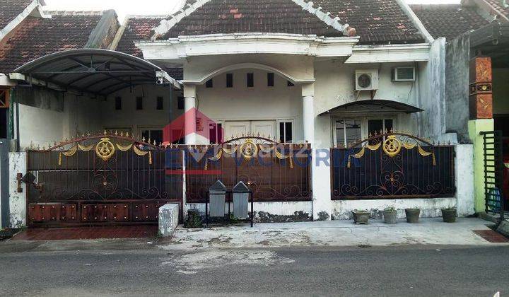 Rumah Dijual Di Griya Intan Asri, Dermo, Mojoroto, Kota Kediri. Di Depan Rumah Ada Arena Bermain Anak. 500 Meter Dari Pintu Masuk Kompek Perumahan. Ada Kamar Mandi Dalam Dan Gudang, 700 Meter Ke Pabrik Gula Meritjen 1