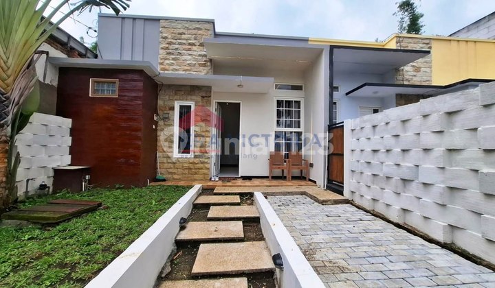 For Sale: Newly Renovated and Well-Maintained House in Batu Area, Close to BNS Tourism, Jatim Park 2, Eco Green Park, Coban Rais. Suitable for Homestay, Investment, Villa, or Residence. Fully Furnished (guest room table and chairs, family room table and chairs, bed in every room). 2