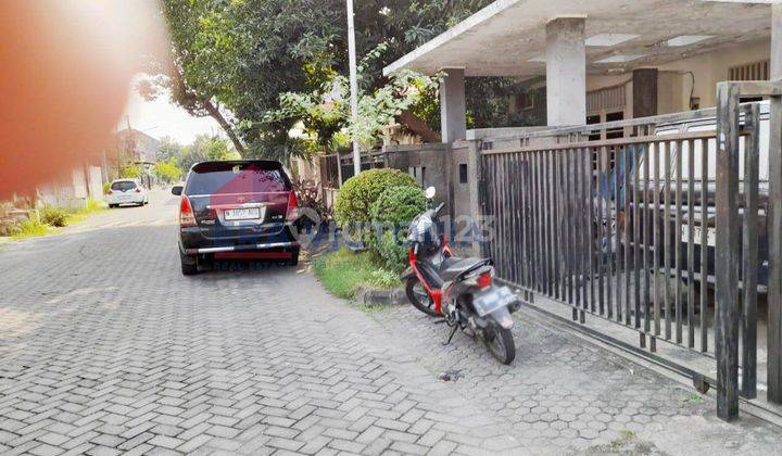 DIJUAL Rumah Dekat Universitas Petra Surabaya Halaman Luas Bisa Untuk Motor dan Mobil Semua Kamar BerAC Full Furnish Cocok Untuk Usaha Rumah Kost Kota Surabaya 2