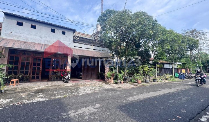 House for Sale in a Very Strategic Location in the City Center, Hook Position, Quiet and Comfortable Environment, Spacious Parking Lot, Close to Mog, Kawi Culinary, Langsep Culinary, Unmer Campus. Ex Cafe (1km, 1dpr), Pavilion Available, Semi-Furnished. 2