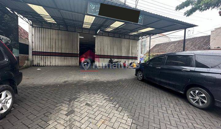 FOR RENT Ruang usaha luas di pinggir jalan poros Kota Malang. Cocok untuk bisnis siap digunakan. 

Selling points: 
Pinggir jalan poros kota Malang
Kawasan ramai 
Ruangan luas cocok untuk dibangun gym 
Cocok untuk showroom mobil atau lainnya
Bisa digunaka 1