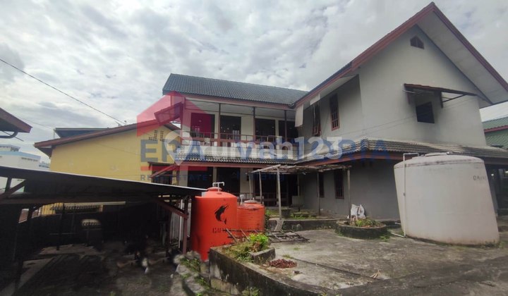 House for Sale: Residential Building & Boarding House Located in the Strategic Area of Pasar Baru, the Rapidly Developing City Center of Balikpapannear Shopping Areas, Offices, Residential Areas, and Main Roads with Public Facilitiesideal for Guest House or Office Use