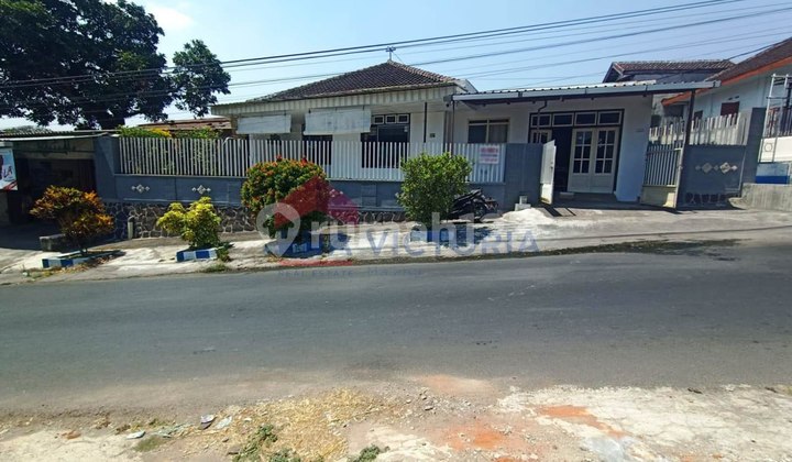Rumah Dijual Di Sumbersuko Lawang. Akses Jalan Lebar. Bisa Simpangan Mobil. Ada Tempat Usaha Di Bagian Depan. Dekat Fasilitas Umum. 5 Menit Ke Pasar Lawang 2