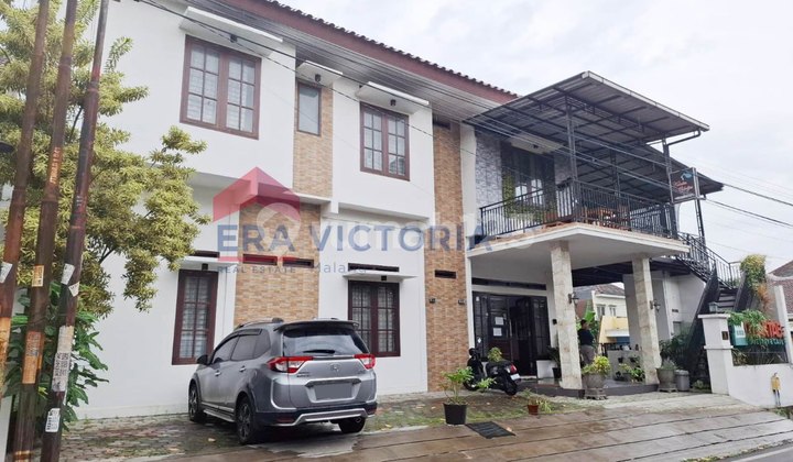 Homestay Masih Operasional Lengkap Dekat Kampus Ub, Polinema, Pusat Kuliner Soekarno Hatta, Area Parkir Luas. Ada Rauang Makan 4 Meja, Ruang Tamu, Ruang Jaga, Ruang Santa, Cafe Area. Surat-surat Lengkap (shm,imb,ijin-jin). Full Furnished  2