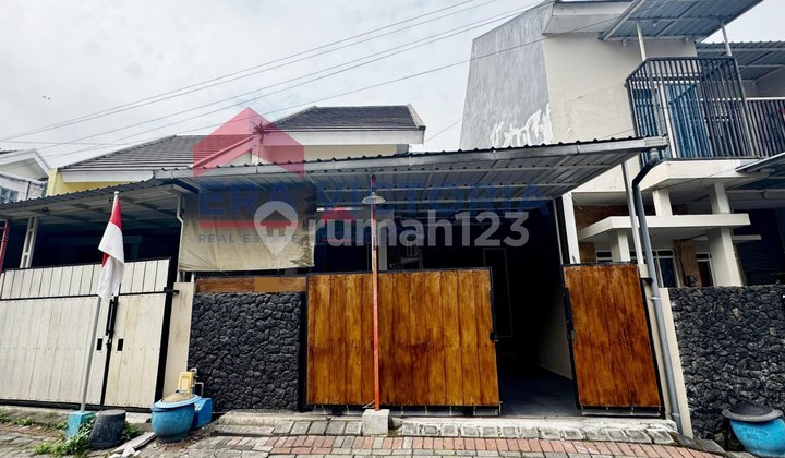 House for Sale with Access to Brawijaya University, Polinema, and Other Prestigious Campuses. Wide Street Row (2 Car Width) Near Soehat Area, SMAN 7, Hospitals, Clinics, and Shopping Centers. Suitable for Students and Small Families. Fully Furnished (Bed, Refrigerator, Chair 2