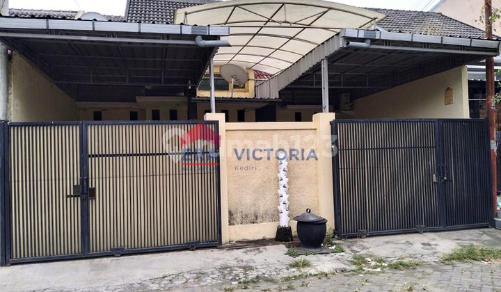 For Sale & Rent: Houses in a Strategic & Premium Location, Mojoroto, Kediri City, Near Favorite High School, 5 Minutes from Kilisuci Hospital. Includes AC, Kitchen Set, Water Heater, 1 Wardrobe & 1 TV Rack. 2