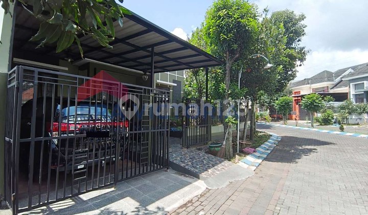 Rumah Jual Dalam Perumahan Posisi Hook Dekat Exit Tol Singosari (3Km), One Gate System, Pinggir Jalan Poros Akses Tengah Kota Malang-Batu. Ada Tanah Kosong Pojok bisa untuk Pengembangan Rumah 2