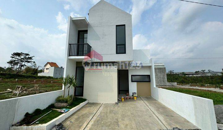 Dijual Rumah Dengan Bangunan Modern Scandinavian Japandi Untuk Hunian Nyaman Keluarga Lokasi Strategis Dekat Cybermall, Malang City Point, Unmer & Supermarket. Fasilitas Lengkap Terdiri Dari Masjid, Security System, Wifi, Green Environment 

tipe Sky Pear 1